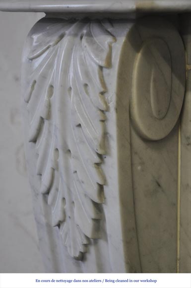 Большой камин в стиле Людовика XVI, изготовленный из белого каррарского мрамора, с чугунной внутренней вставкой и с трюмо.-5